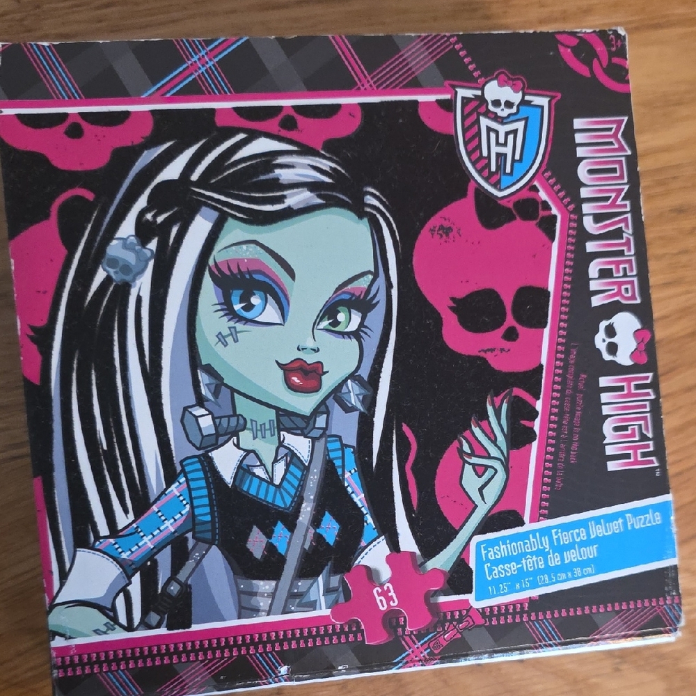 Monster High Fashionably FIERCE VELVET PUZZLE 63 PEICE opened Never Used.